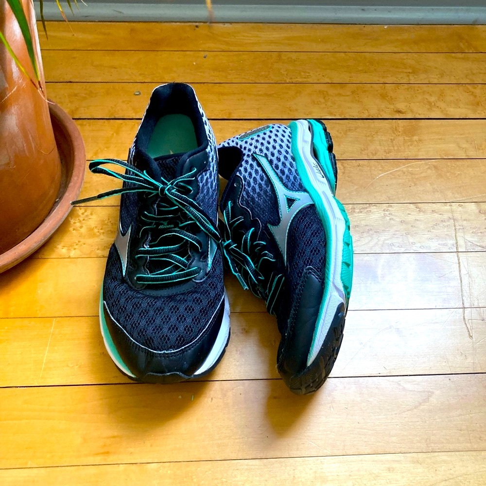 Mizuno Tennis Shoes (Size: W7.5)